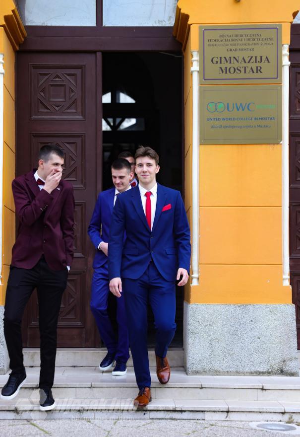 Maturanti Gimnazije Mostar - FOTO: Ljepote i glamura ne nedostaje! Mostarski gimnazijalci zasjali na maturalnoj večeri