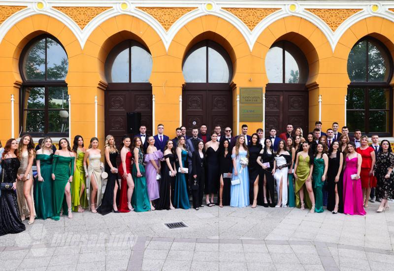 FOTO | Ljepote i glamura ne nedostaje! Mostarski gimnazijalci zasjali na maturalnoj zabavi