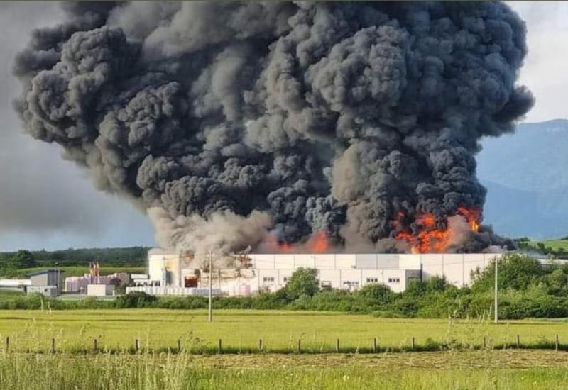 Požar u tvornici stiropora: Gust dim nadvio se iznad Bihaća 