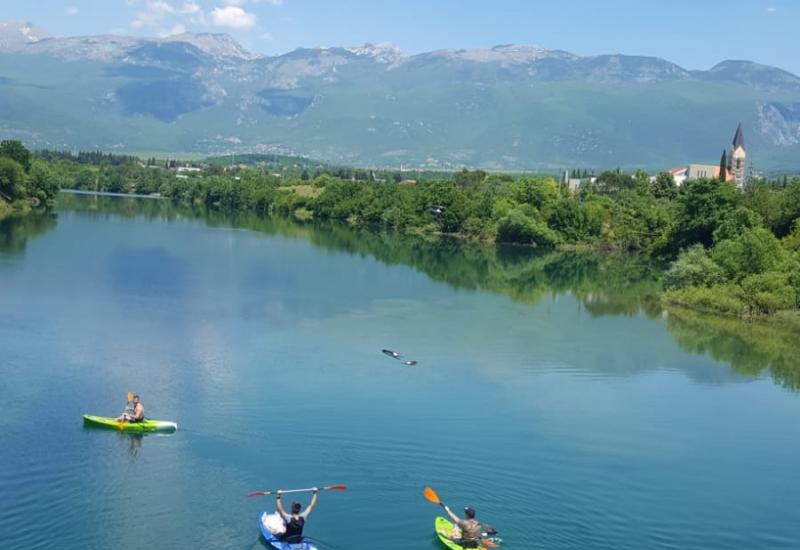 Vožnja kajacima na Mostarskom jezeru - Kupanje na svoju odgovornost! E. coli i crijevni enterokoki i dalje haraju Neretvom
