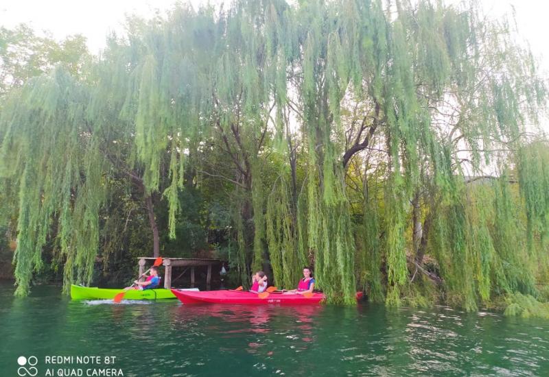 Odmaknite se od vrućine uz vožnju kajacima i jedinstvene prizore na Mostarskom jezeru
