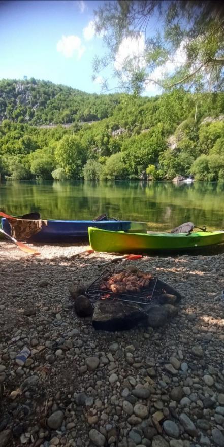 Vožnja kajacima na Mostarskom jezeru - Odmaknite se od vrućine uz vožnju kajacima i jedinstvene prizore na Mostarskom jezeru