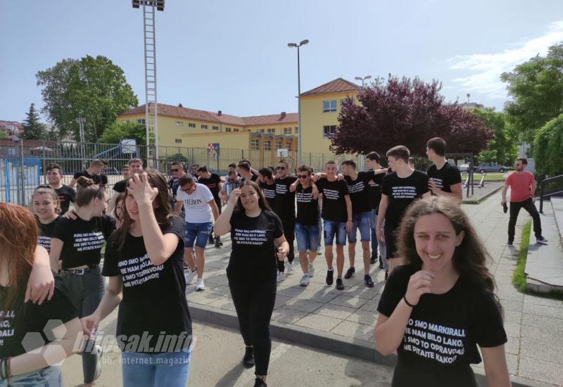 Čapljinski srednjoškolci šetnjom ulicama i uz pjesmu proslavili završetak obrazovanja