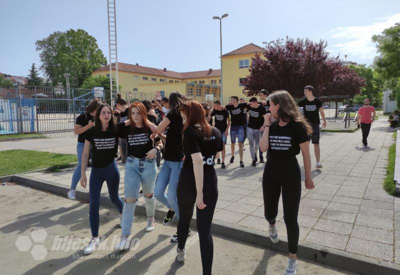 Norijada u Čapljini - Čapljinski srednjoškolci šetnjom ulicama i uz pjesmu proslavili završetak obrazovanja