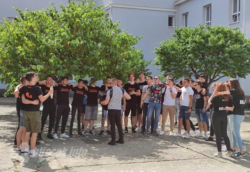 Norijada u Čapljini - Čapljinski srednjoškolci šetnjom ulicama i uz pjesmu proslavili završetak obrazovanja