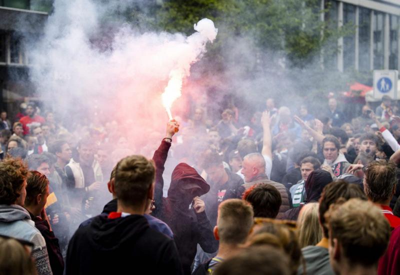 Veliki neredi u Rotterdamu, navijači poludjeli nakon poraza