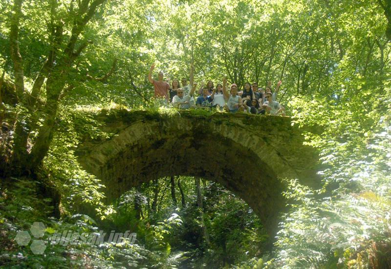 Goraždanski studenti na rimskom mostu u Kožetinu - Ustikolina: A Kolina samo teče i ni mukajet…