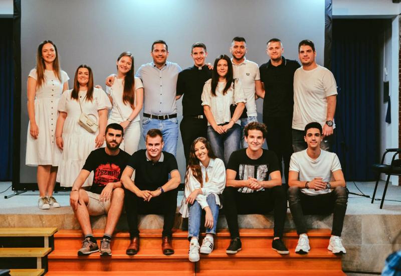 Tribina za mlade – Mi ViDiMo - Najbolji učitelj na svijetu održao tribinu za mlade u Mostaru 