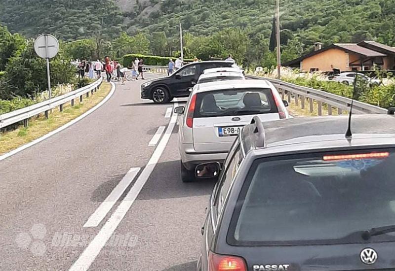 Svi ozlijeđeni prevezeni su kolima Hitne pomoći u bolnicu u Mostar  - Više osoba ozlijeđeno u prometnoj kod Bune, vatrogasci izvlačili unesrećenu djevojku 