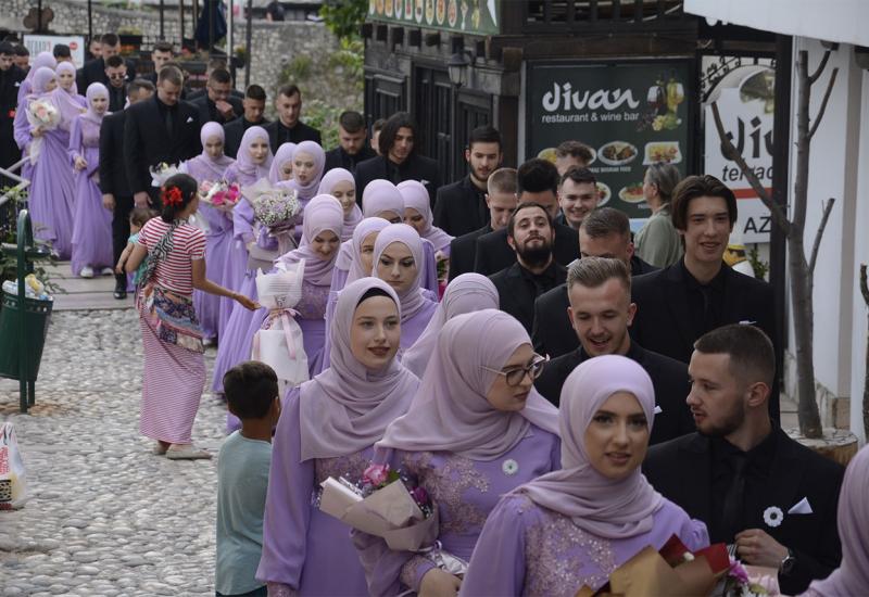 Mostar: Svečani defile maturanata Karađoz-begove medrese