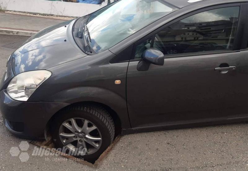 Samo u Mostaru: Automobil upao u šaht - Samo u Mostaru: Autom upao u šaht