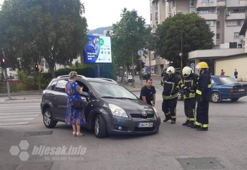Samo u Mostaru: Automobil upao u šaht