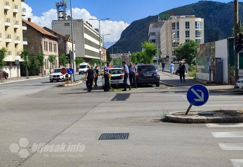 Samo u Mostaru: Automobil upao u šaht - Samo u Mostaru: Autom upao u šaht