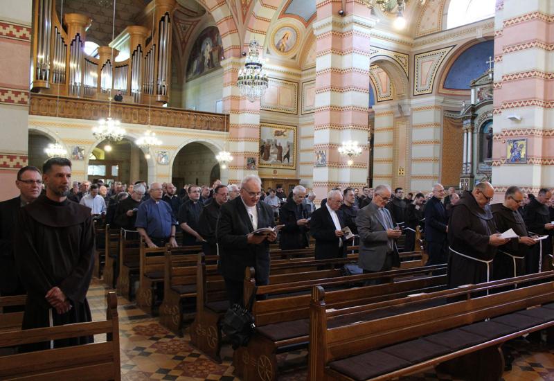 Svećenici Bosne i Hercegovine, predvođeni svojim biskupima, održali svoj peti trogodišnji susret u Livnu - Svećenici Bosne i Hercegovine, predvođeni svojim biskupima, održali svoj peti trogodišnji susret u Livnu