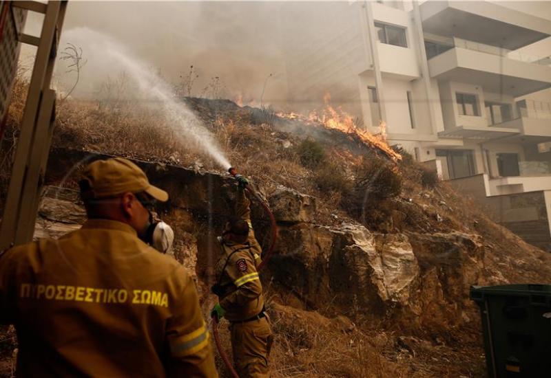 Požar blizu Atene, oštećene kuće