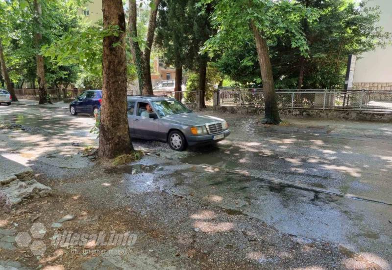 Mostar: Kanalizacija pliva ulicom, širi se nesnosan smrad 