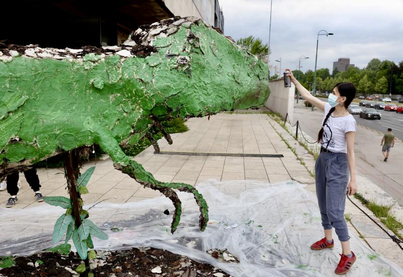 Hanna Dujmović boji dinosaura ispred Historijskog muzeja u Sarajevu - Frankie, dinosaur koji poziva ljude na akciju