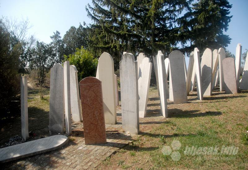 Spomenik ubijenim Židovima - Fertőd/Hidegség/Balf: „Mađarski Versailles“, rotonda u kvadratu i selo idealno za gemišt