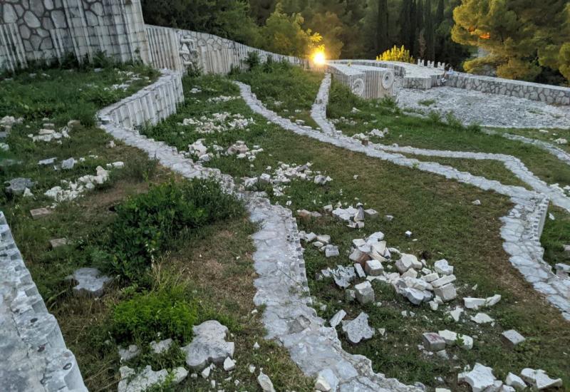Novalić osudio vandalizam na Partizanskom groblju i 'opleo' po SDP-u