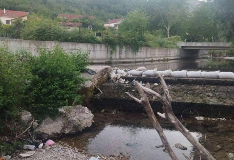 Mostar: Vrećama pregradili tok Radobolje