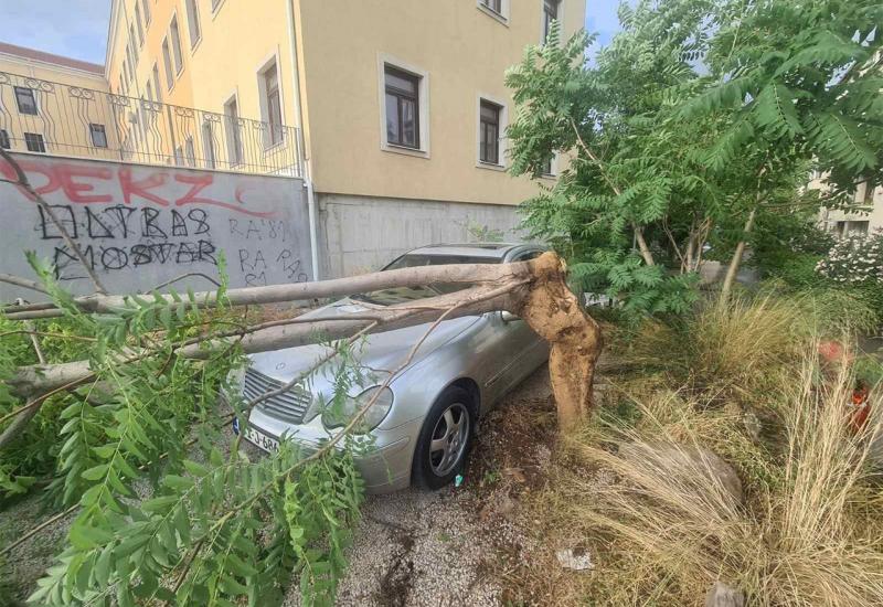 Olujno nevrijeme u Mostaru prouzročilo veću materijalnu štetu u pojedinim dijelovima grada