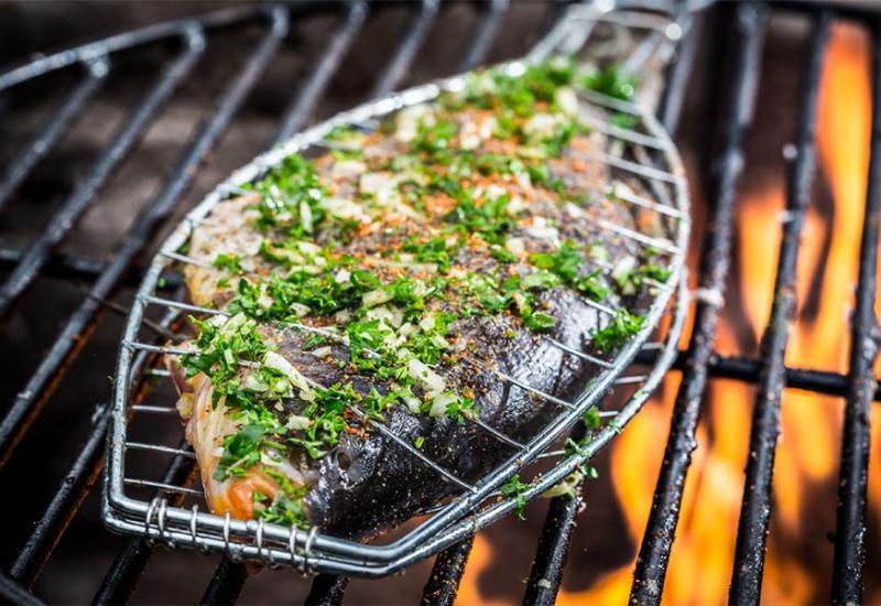 Zašto vam se riba raspadne kad je pečete na roštilju?
