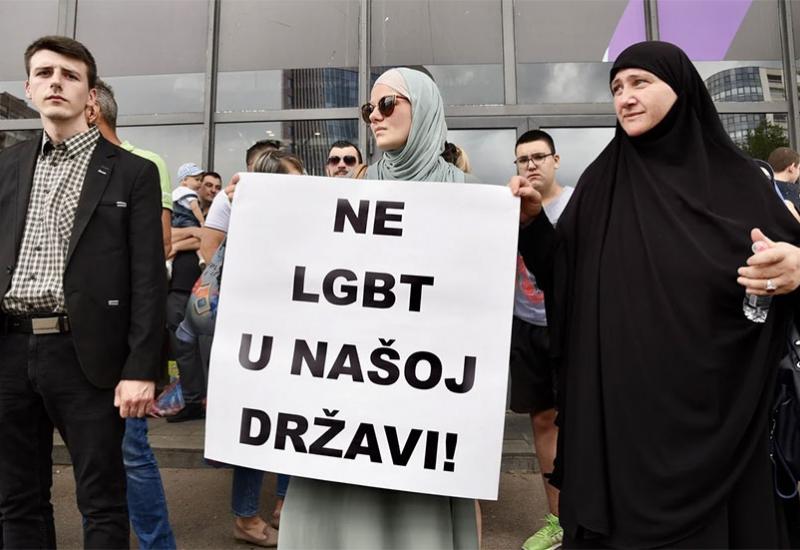 VIDEO | U Sarajevu anti LGBT skupina od LGBT skupine tražila da im vrati dugu