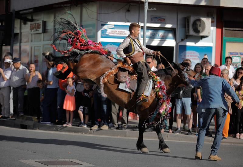 Defile glavnom ulicom u Donjem Vakufu - FOTO: Donjim Vakufom prodefilirali bajraktari i konjanici