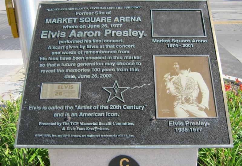 Dpomen ploča na  na tržnici Market Square u Indianapolisu - Prije 45 godina Elvis Presley održao je svoj posljednji koncert
