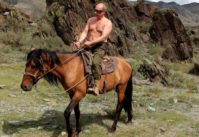 Čelnici G7 ismijavali Putina zbog fotografija na kojima jaše konja gol do pasa - Rusija odgovara na širenje NATO-a, a Putin na gola tijela lidera