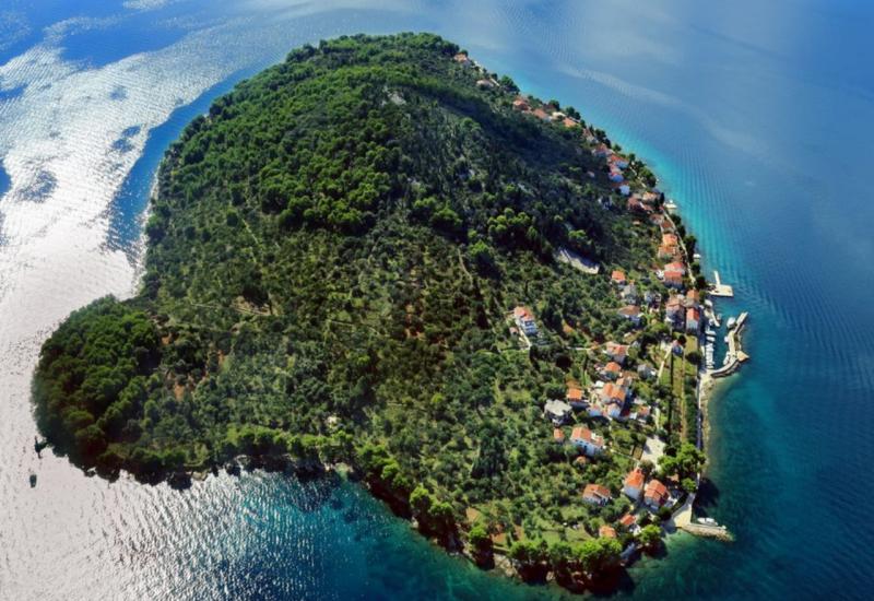 Otkrijte najmanji naseljeni otok u Hrvatskoj bez automobila i trgovine 