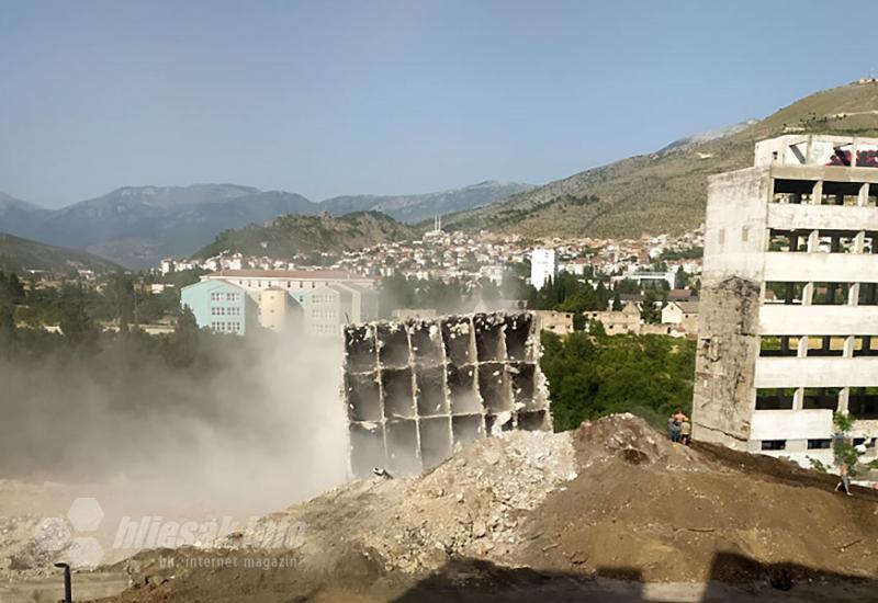 Konačno srušena zgrada Žitoprometa - VIDEO | Konačno srušena zgrada Žitoprometa: Bagerist umalo nastradao