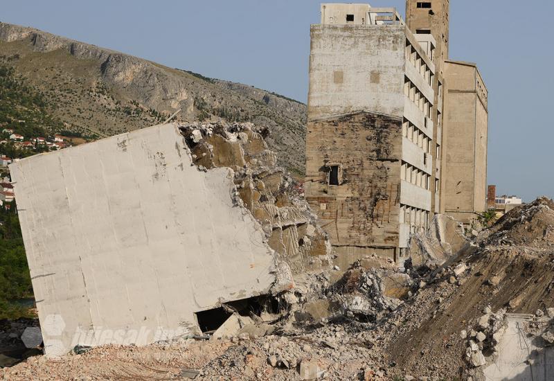 Srušena stara zgrada Žitoprometa u Mostaru - VIDEO | Konačno srušena zgrada Žitoprometa: Bagerist umalo nastradao