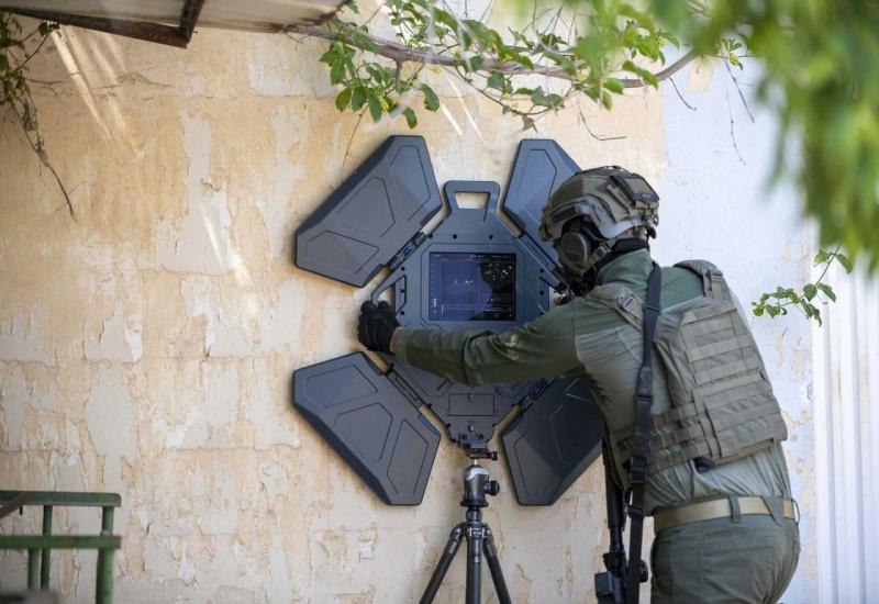 Izraelski vojnici vide kroz zid