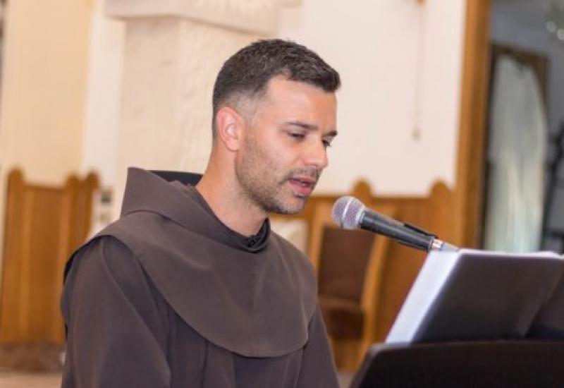 Fra Zvonimir Pavičić gregorijanskim pjevanjem predstavio publici iskonsku ljepotu liturgijske glazbe