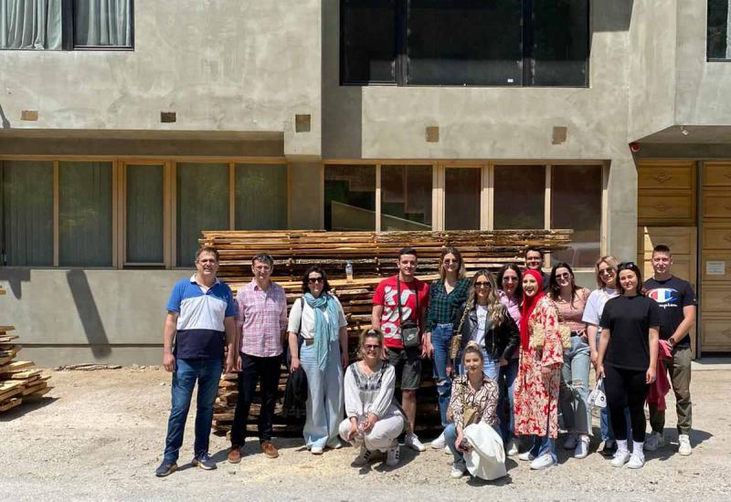 Studenti Univerzitetskog studija Dizajn interijera posjetili konjičko drvorezbarstvo ''Zanat''