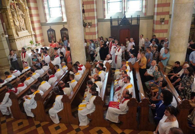 Kardinal Puljić zaredio devet đakona za svećenike - Kardinal Puljić zaredio devet đakona za svećenike pa poručio: Zar smo mi svećenici postali 