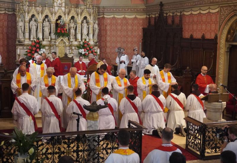 Kardinal Puljić zaredio devet đakona za svećenike - Kardinal Puljić zaredio devet đakona za svećenike pa poručio: Zar smo mi svećenici postali 