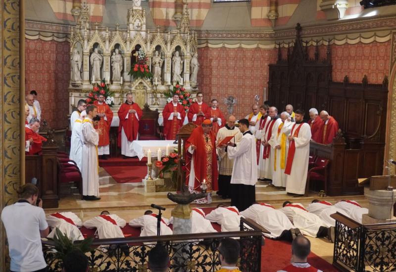 Kardinal Puljić zaredio devet đakona za svećenike pa poručio: Zar smo mi svećenici postali 'prodane duše'?