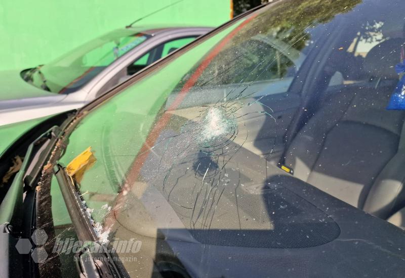 Mostar: Eksplozivna naprava oštetila tri vozila i motocikl