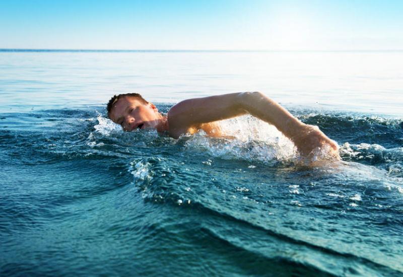 Na Jadranu plivač dobio kaznu jer je plivao predaleko od obale