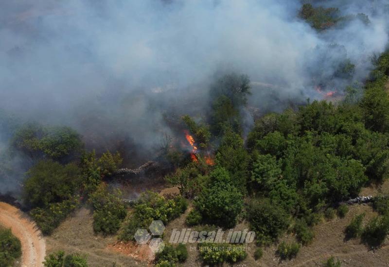 Gori na nekoliko mjesta na području Gubavice - Vatra prijeti kućama: Upućen apel za pomoć