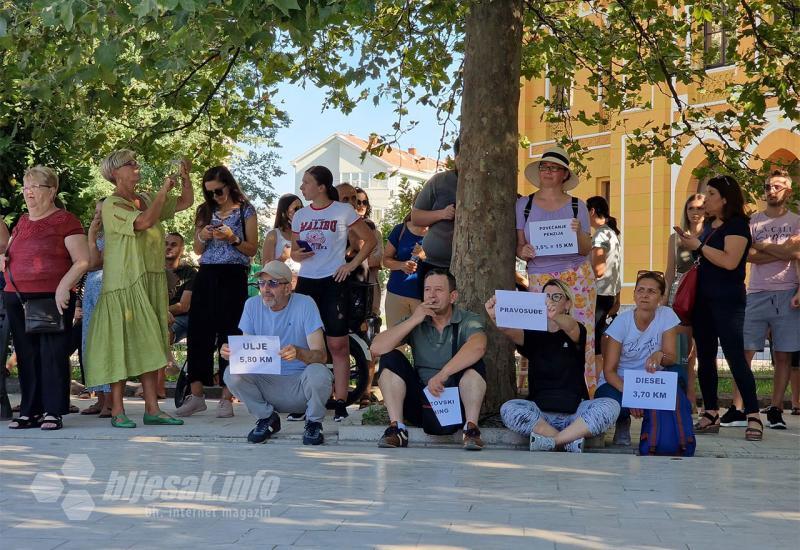 Na mostarskom Španjolskom trgu okupilo se stotinjak građana ogorčeni velikim poskupljenjima - Poruka s prosvjeda u Mostaru: Milijun je razloga