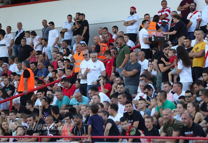 Navijači uživali u tekmi - FOTO | Navijači uživali u tekmi: Pogledajte atmosferu na stadionu i oko njega