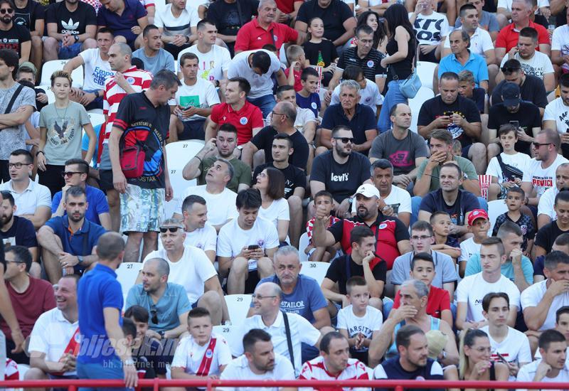 FOTO | Navijači uživali u tekmi: Pogledajte atmosferu na stadionu i oko njega