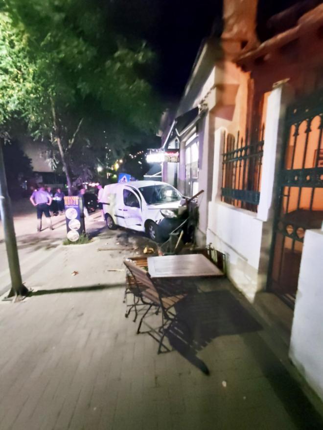 Prometna nesreća u Mostaru - Prometna nesreća u Mostaru: Vozilo završilo u ćevabdžinici
