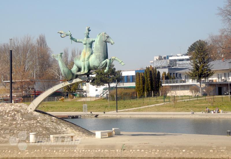 Spomenik iznad rijeke - Győr: Veleslalom između spomenika