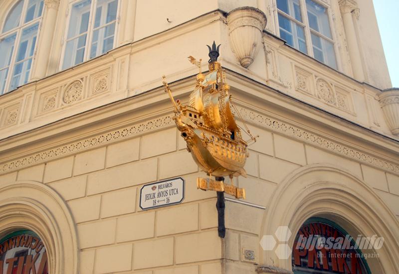 Jedan od uličnih ukrasa - Győr: Veleslalom između spomenika