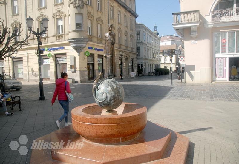 Bosih nogu na Sjeverni pol - Győr: Veleslalom između spomenika