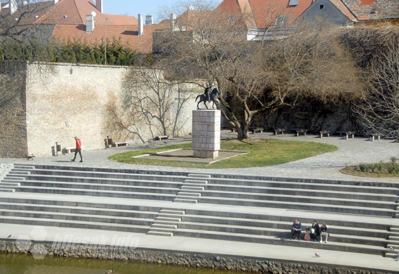 Győr: Veleslalom između spomenika